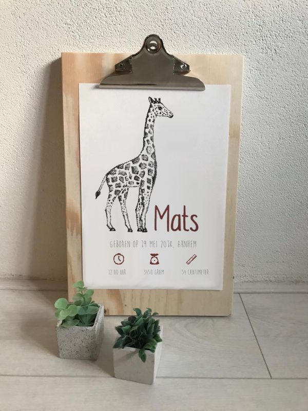 Geboorteposter giraf op klembord met geboortegegevens